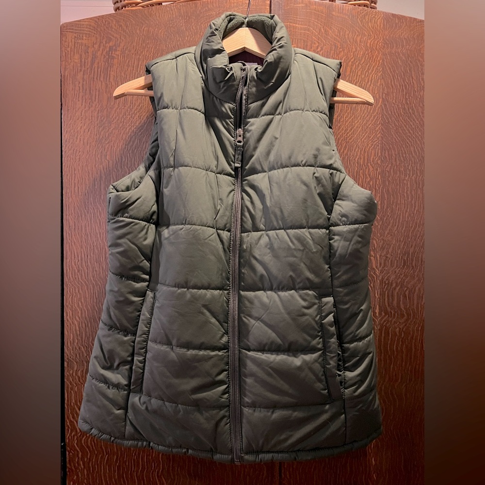 Amazon Essentials Women's Quilted Vest - Dark Green